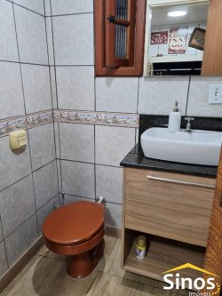 Casa em estilo rústico com três dormitórios 