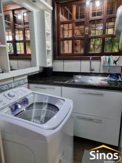 Casa em estilo rústico com três dormitórios 