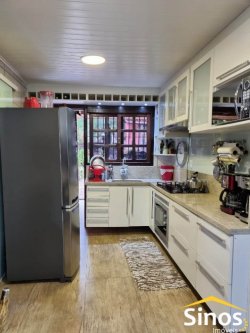 Casa em estilo rústico com três dormitórios 