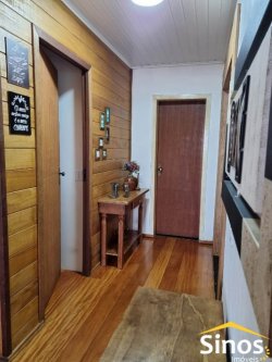 Casa em estilo rústico com três dormitórios 