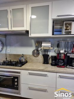 Casa em estilo rústico com três dormitórios 