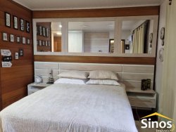 Casa em estilo rústico com três dormitórios 