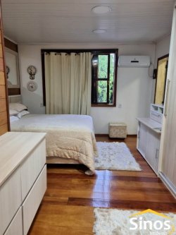 Casa em estilo rústico com três dormitórios 