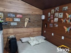 Casa em estilo rústico com três dormitórios 
