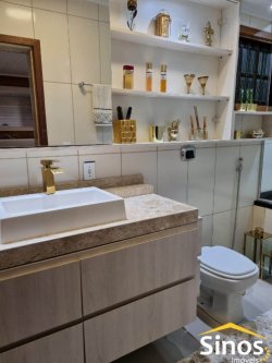 Casa em estilo rústico com três dormitórios 