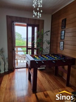 Casa em estilo rústico com três dormitórios 