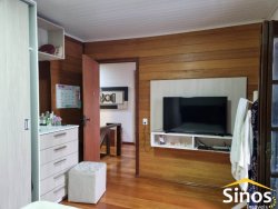Casa em estilo rústico com três dormitórios 