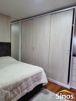 Casa em estilo rústico com três dormitórios 