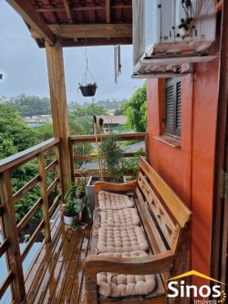 Casa em estilo rústico com três dormitórios 
