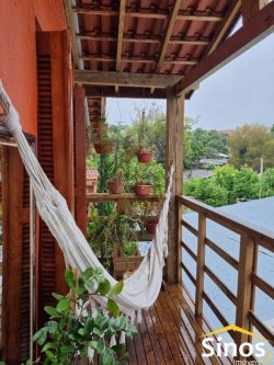 Casa em estilo rústico com três dormitórios 