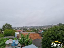 Casa em estilo rústico com três dormitórios 