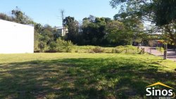 Amplo terreno de esquina 