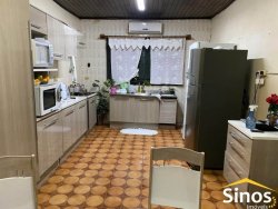 Casa com três dormitórios de 160 m² 
