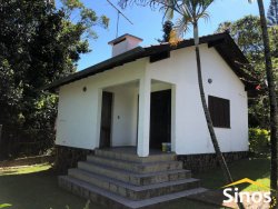 Casa com excelente localização em Lomba Grande 