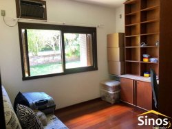 Casa com excelente localização em Lomba Grande 