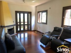 Casa com excelente localização em Lomba Grande 