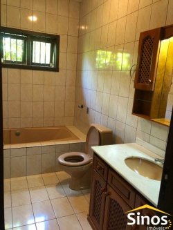 Casa com excelente localização em Lomba Grande 