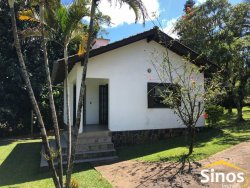 Casa com excelente localização em Lomba Grande 
