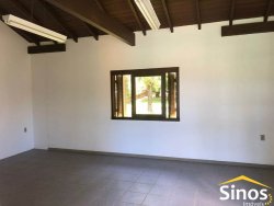 Casa com excelente localização em Lomba Grande 