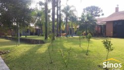 Casa com três suítes em ótima localização 