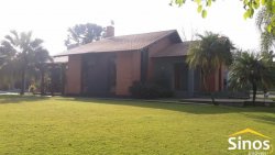 Casa com três suítes em ótima localização 