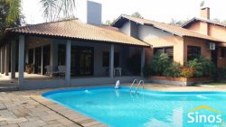 Casa com três suítes em ótima localização 