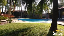 Casa com três suítes em ótima localização 