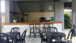 Casa com três suítes em ótima localização 