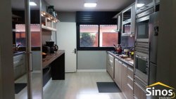 Casa com três suítes em ótima localização 