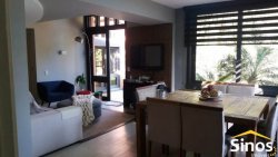 Casa com três suítes em ótima localização 