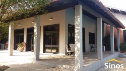 Casa com três suítes em ótima localização 