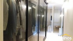 Casa com três suítes em ótima localização 