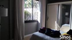 Casa com três suítes em ótima localização 