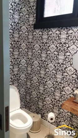 Casa com três suítes em ótima localização 