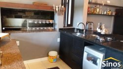 Casa com três suítes em ótima localização 