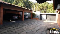 Casa com três suítes em ótima localização 