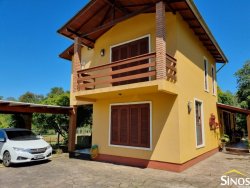 Sítio com 03 dormitórios no bairro Lomba Grande 