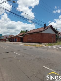 Casa com prédio comercial no Bairro Santo Afonso 