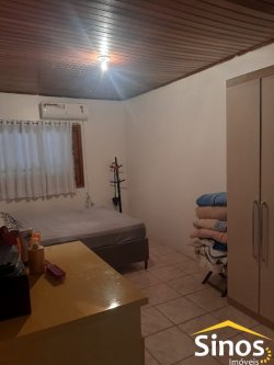 Sobrado com sala comercial no bairro Santo Afonso 