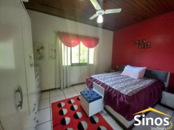 Casa com 03 dormitórios no bairro Celeste 