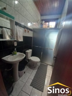 Casa com 03 dormitórios no bairro Celeste 