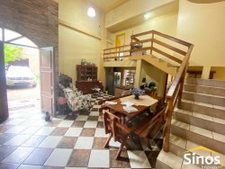 Casa com salas comerciais no bairro Ideal 