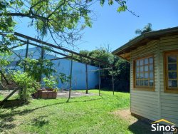 Duas casas de esquina na Rua Principal de Lomba Grande 