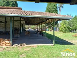 Duas casas de esquina na Rua Principal de Lomba Grande 