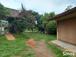 Sítio com 02 casas em ótima localização em Lomba Grande 