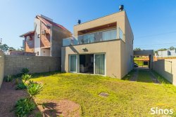 Casa com 03 dormitórios na Chácara Hamburguesa  