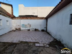 Sobrado com 02 salas comerciais 