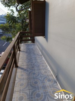 Sobrado com 02 salas comerciais 
