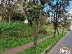 Terreno com 511,00 m² de esquina, na rua principal de Lomba Grande 