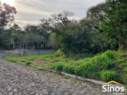 Terreno com 511,00 m² de esquina, na rua principal de Lomba Grande 